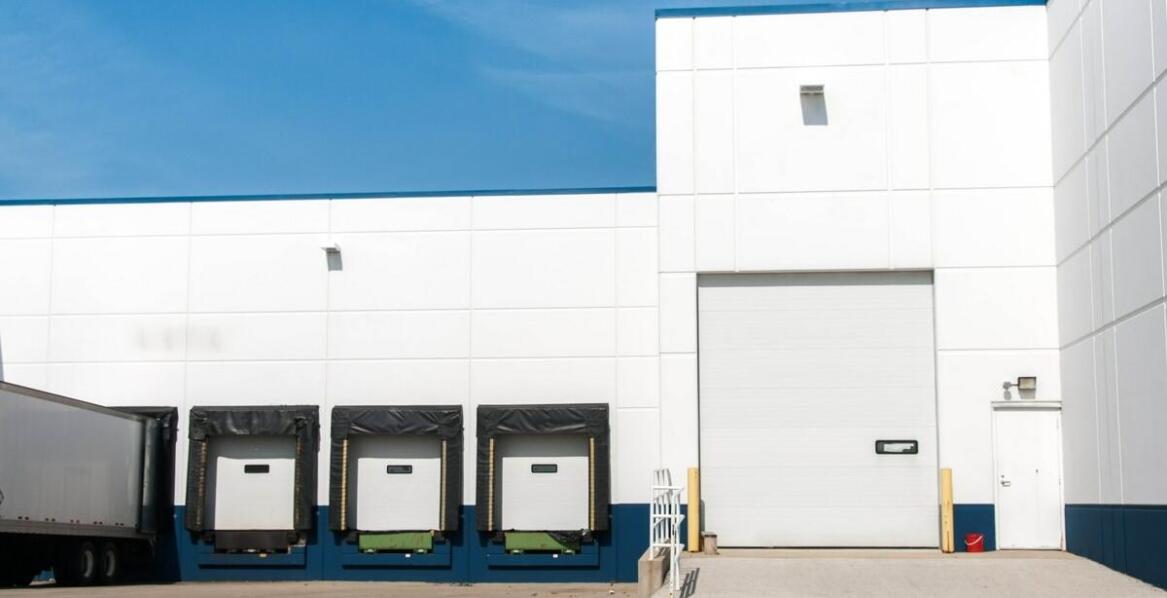 Rola plandekowców rozsuwanych w optymalizacji procesów logistycznych