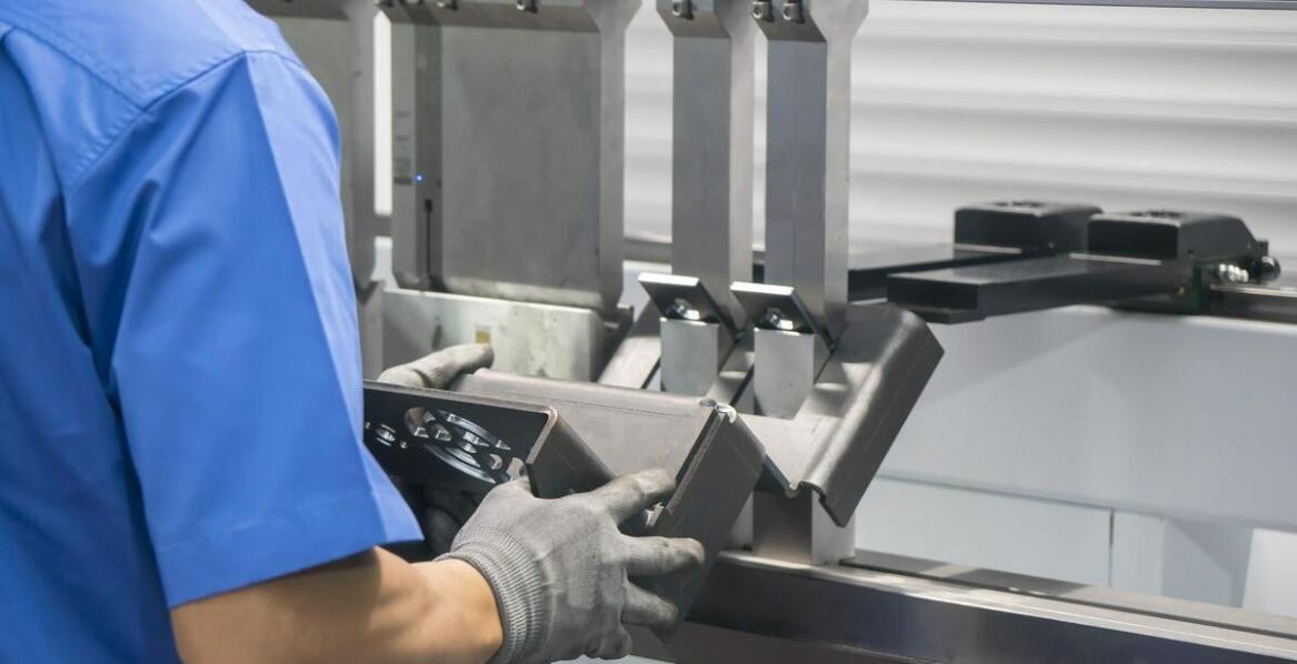 Gięcie blach w kontekście elastyczności produkcji: Przykłady zastosowań