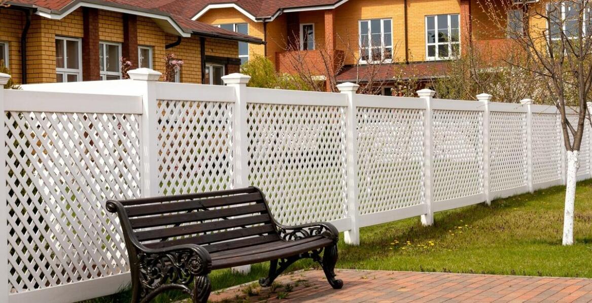 Ogrodzenia ażurowe jako element bezpieczeństwa nieruchomości