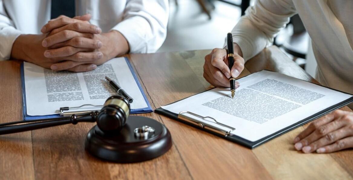 Jakie prawa przysługują małżonkom podczas separacji? Rola adwokata rodzinnego