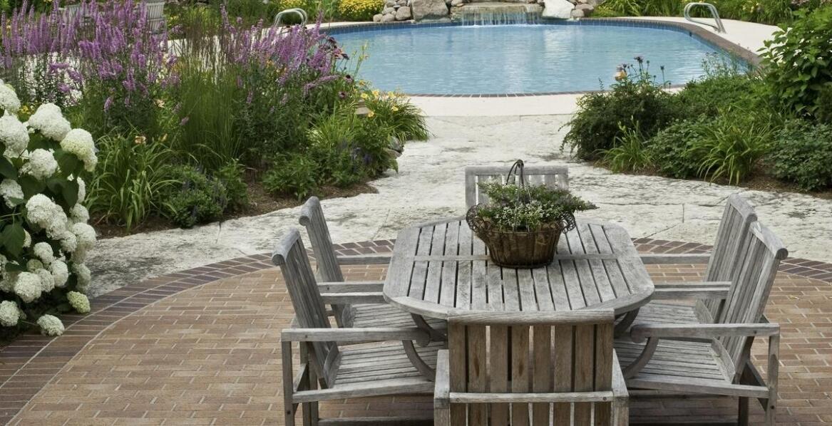 Kamień naturalny jako element dekoracyjny w ogrodzie