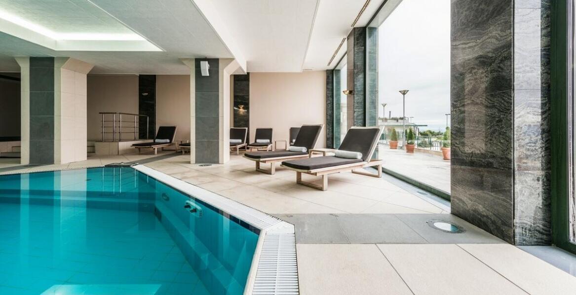 Jak osuszacz basenowy wpływa na komfort użytkowników pływalni?