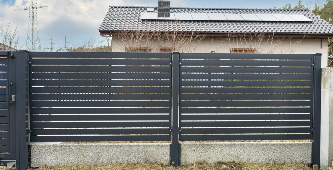 Zalety zastosowania systemów ogrodzeniowych kompozytowych w przestrzeniach miejskich