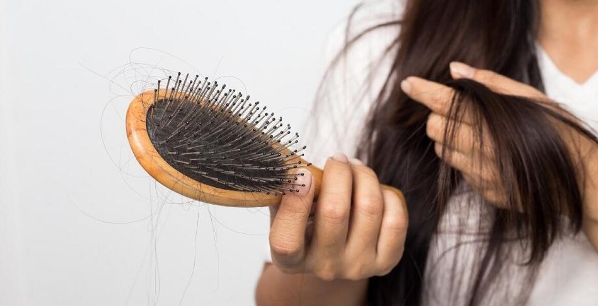 Jakie są różnice między łysieniem a nadmiernym wypadaniem włosów?