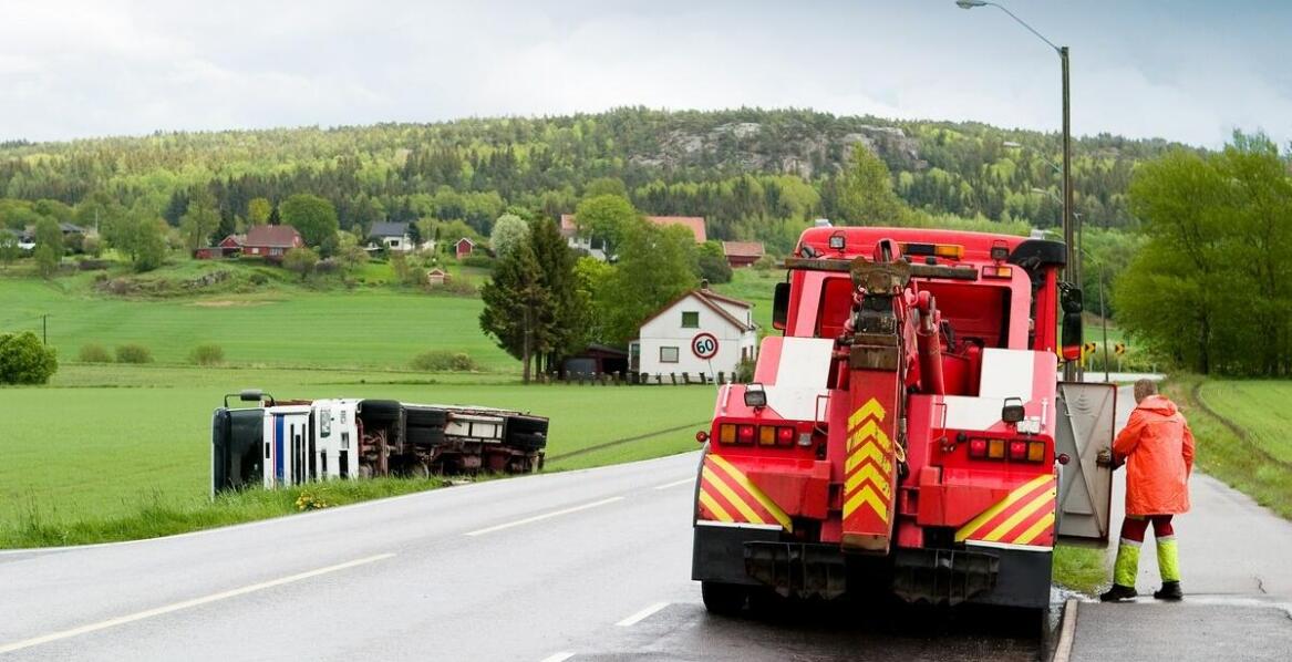Jakie wyzwania niesie ze sobą holowanie pojazdów ci