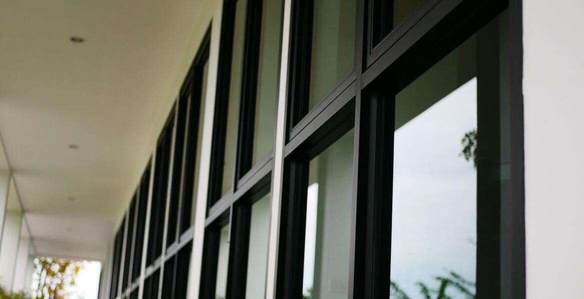 Estetyka okien PCV: jak wpływają na wygląd fasady budynku?