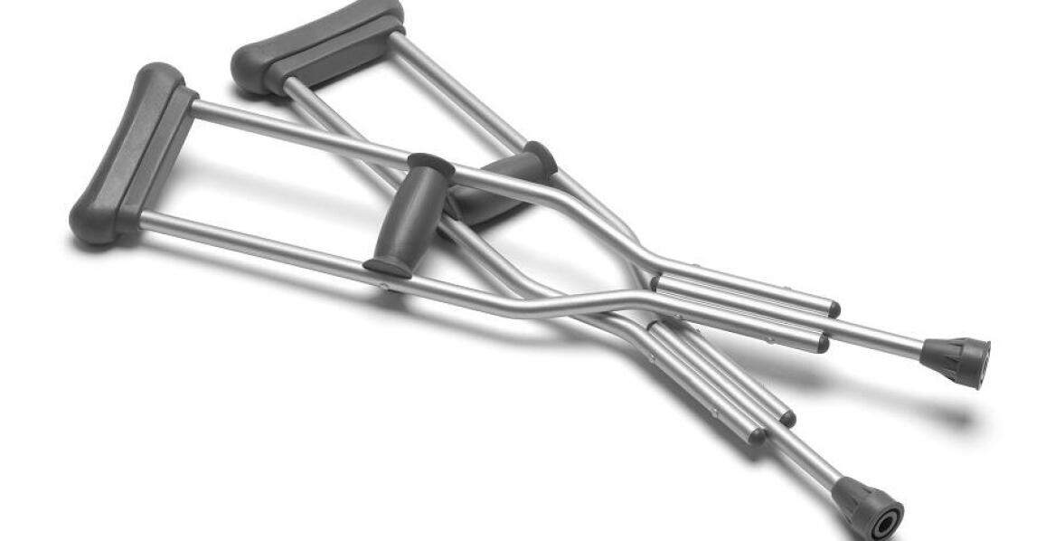 Jakie są zalety korzystania z wypożyczalni kul ortopedycznych dla osób starszych?