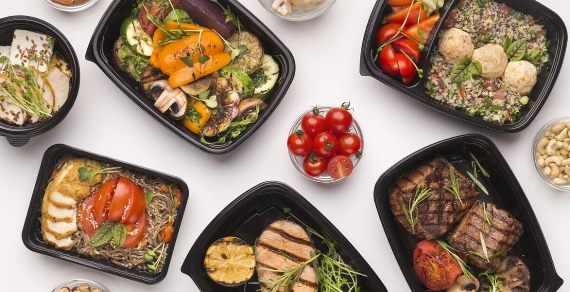 Jakie usługi dodatkowe oferuje catering dietetyczny dla swoich klientów?