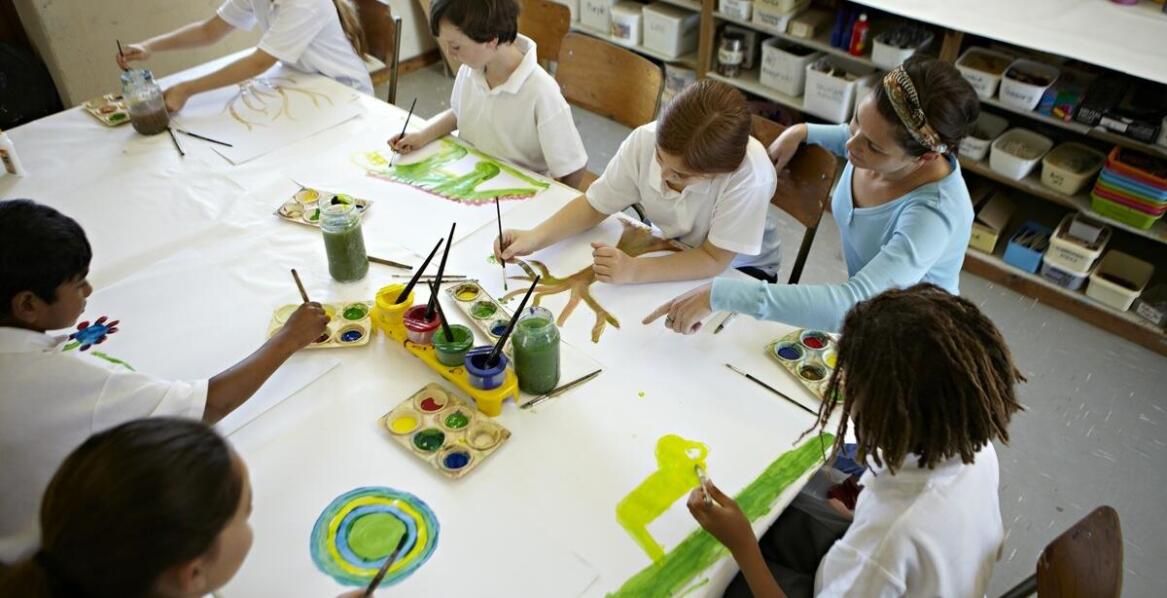 Kreatywne odkrywanie siebie przez intuicyjne malowanie w warszawskich warsztatach