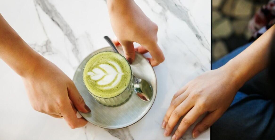 Odkryj nowe doznania smakowe: matcha i gorzka czekolada w jednym kubku