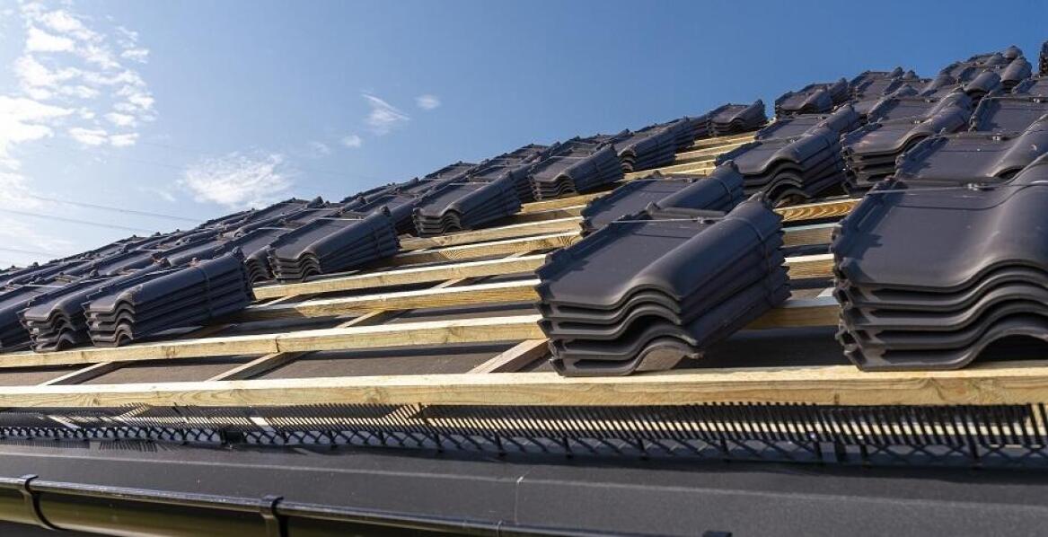 Jakie są podstawowe zasady bezpieczeństwa podczas montażu pokryć ceramicznych?