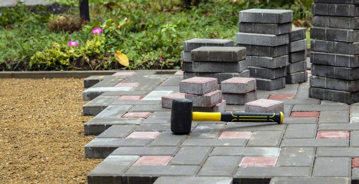 Jakie są najważniejsze aspekty współpracy z firmą brukarską przy ustalaniu ceny?