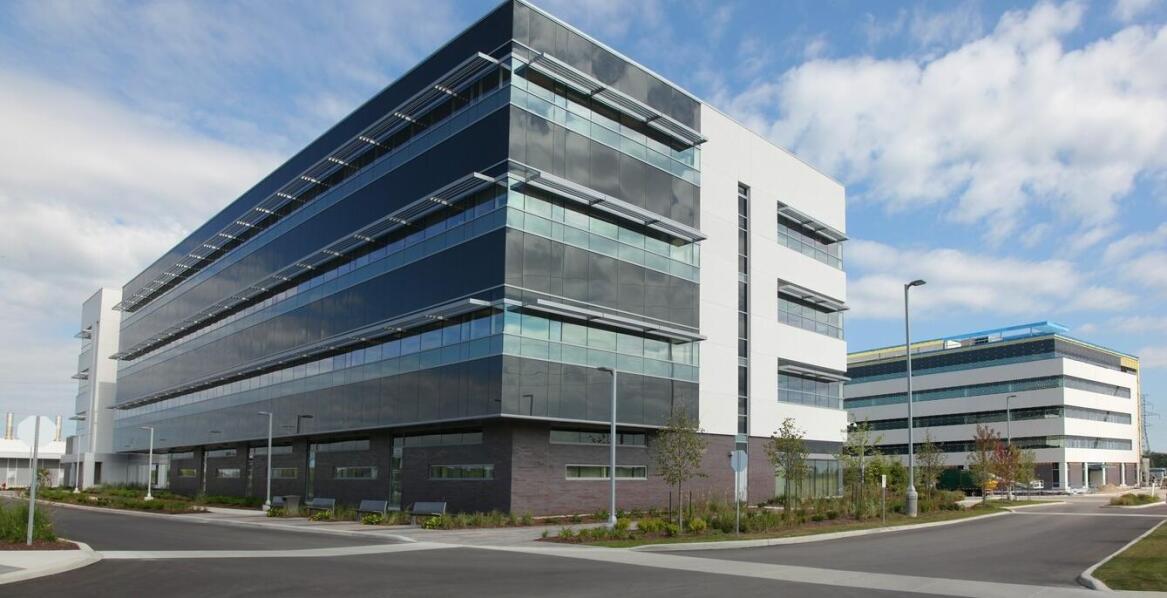 Jak dopasować rolety zewnętrzne do stylu elewacji budynku?