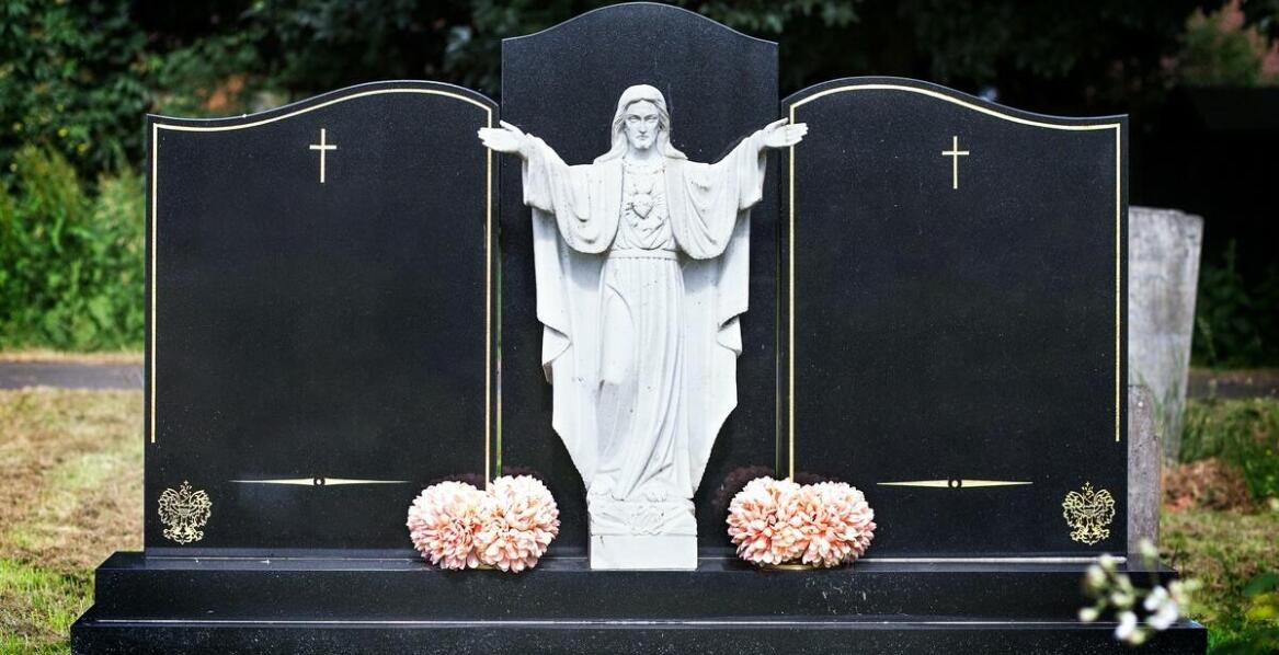 Jakie są korzyści z wyboru indywidualnego projektu pomnika?