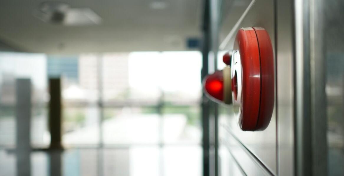 Jak instalacje gaśnicze wspierają ochronę przeciwpożarową w biurach?