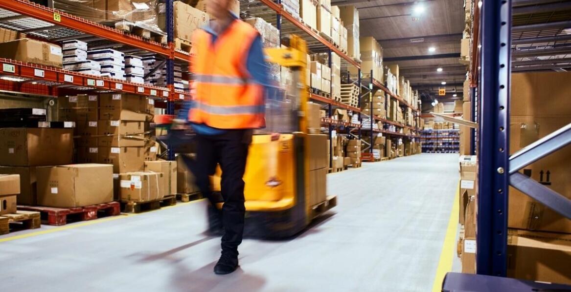 Wózek transportowy – jakie funkcje powinien mieć w nowoczesnym przemyśle?