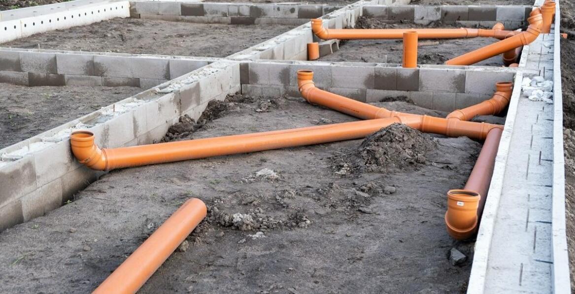 Jakie są kluczowe funkcje rury drenarskiej w infrastrukturze budowlanej?