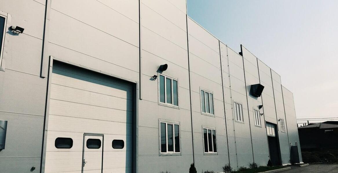 Zalety stosowania blachy niklowej w nowoczesnym budownictwie