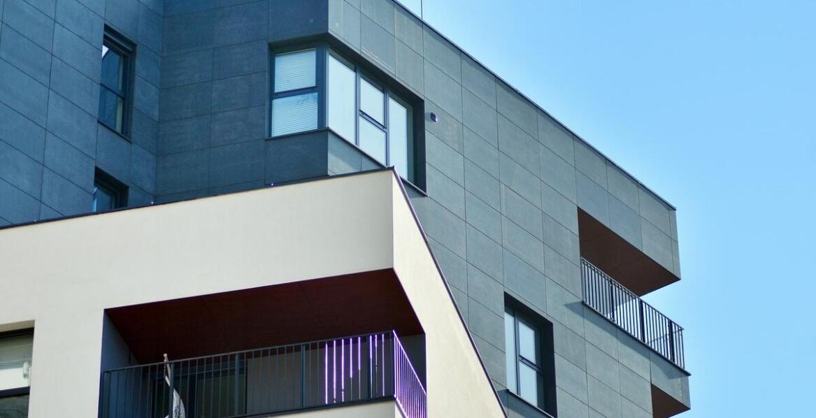 Jak parapety zewnętrzne wpływają na izolację akustyczną budynku?