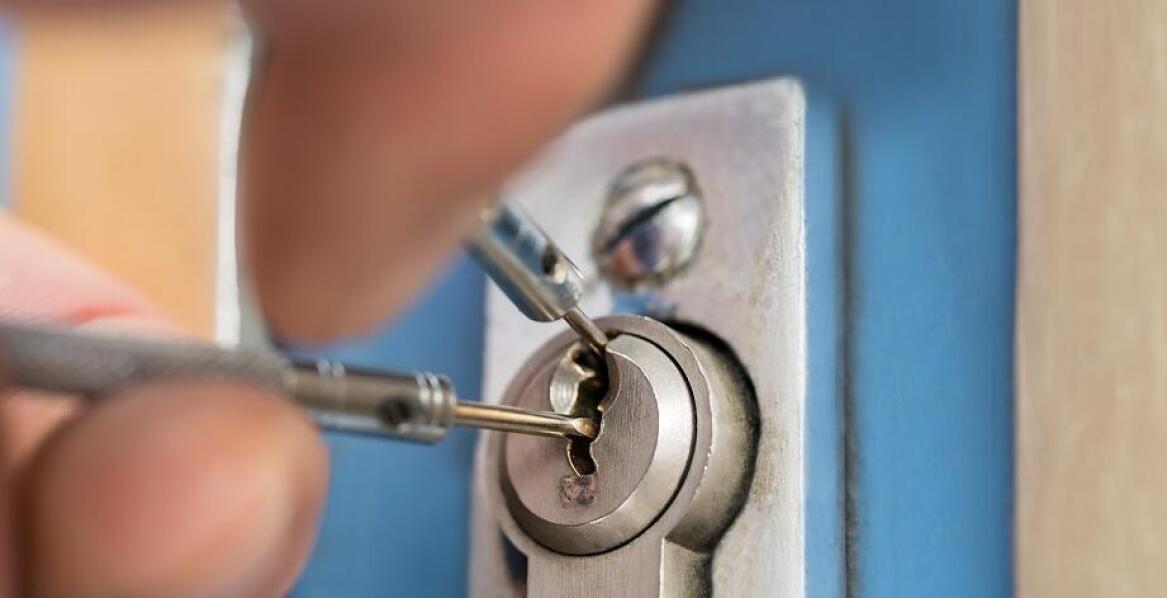 Czy awaryjne otwieranie drzwi może być przeprowadzone bezinwazyjnie?