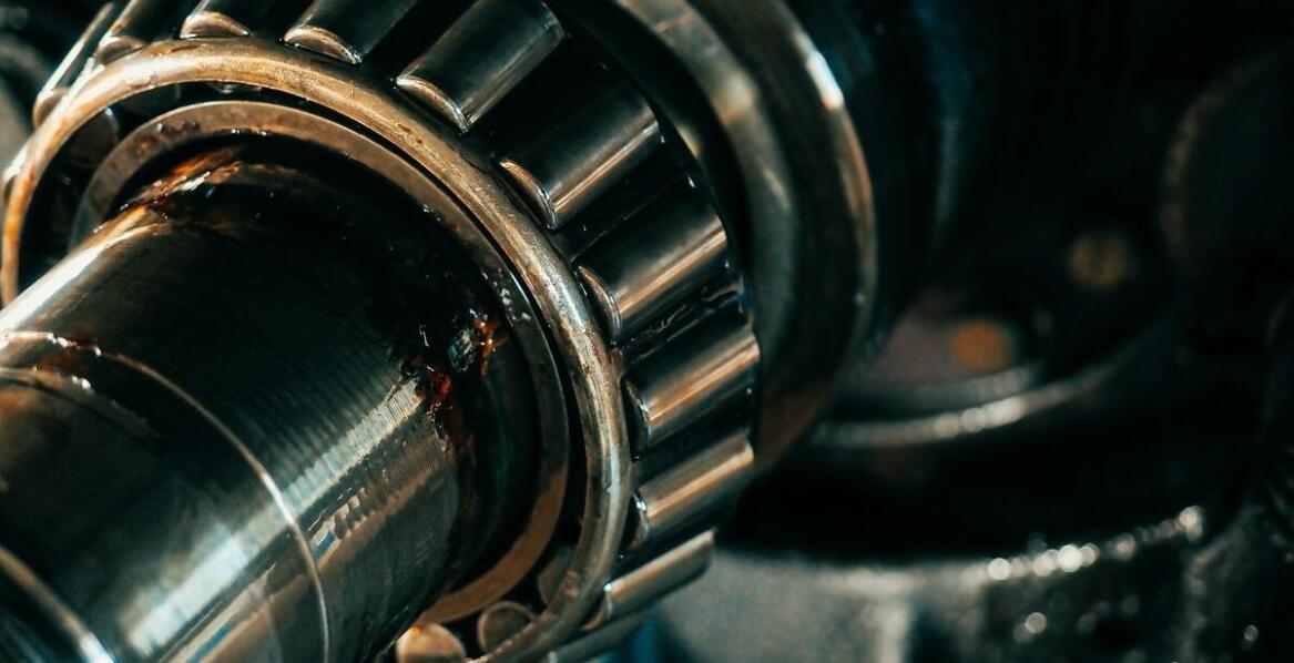 Łożysko oporowe a efektywność energetyczna – jak wpływa na oszczędności?