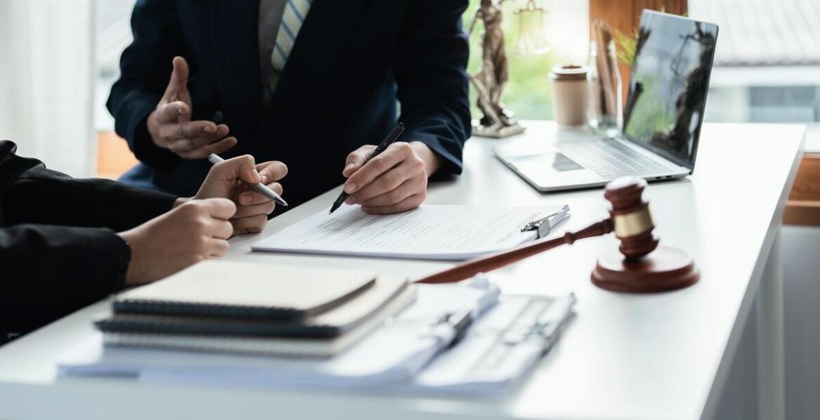 Jakie są korzyści z korzystania z usług kancelarii radcy prawnego przy zakupie nieruchomości?