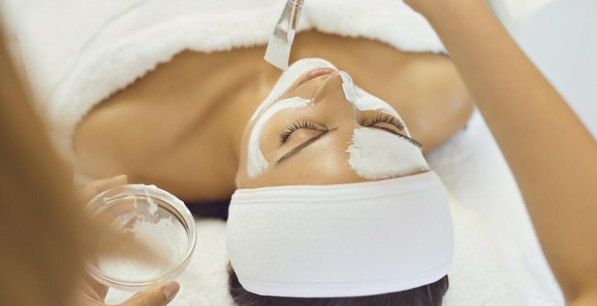 Jakie efekty można uzyskać dzięki połączeniu peelingu diamentowego z innymi zabiegami pielęgnacyjnymi?