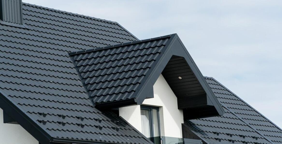 Estetyka i trwałość blachodachówek – dlaczego warto na nie postawić?