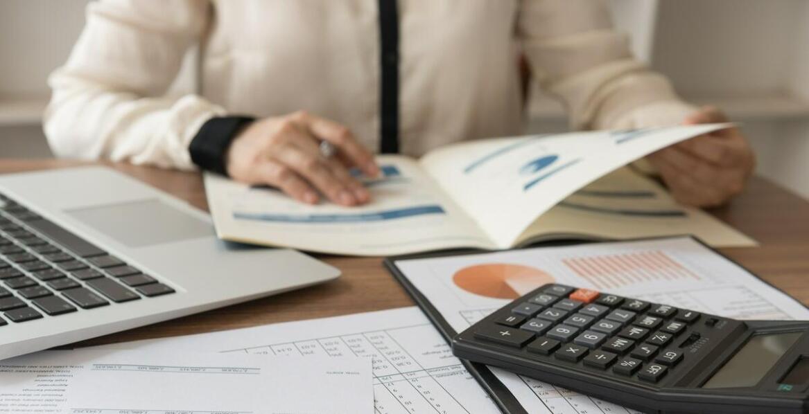 Jak pełna księgowość wpływa na zgodność z przepisami podatkowymi