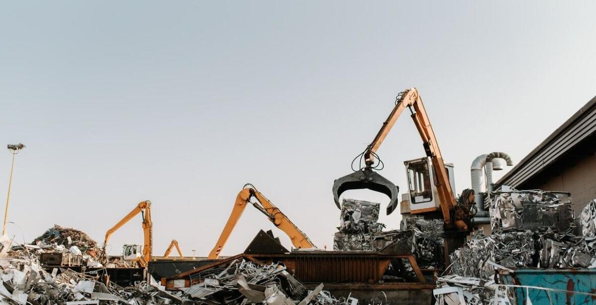 Wywóz odpadów przemysłowych – co warto wiedzieć o tej usłudze?