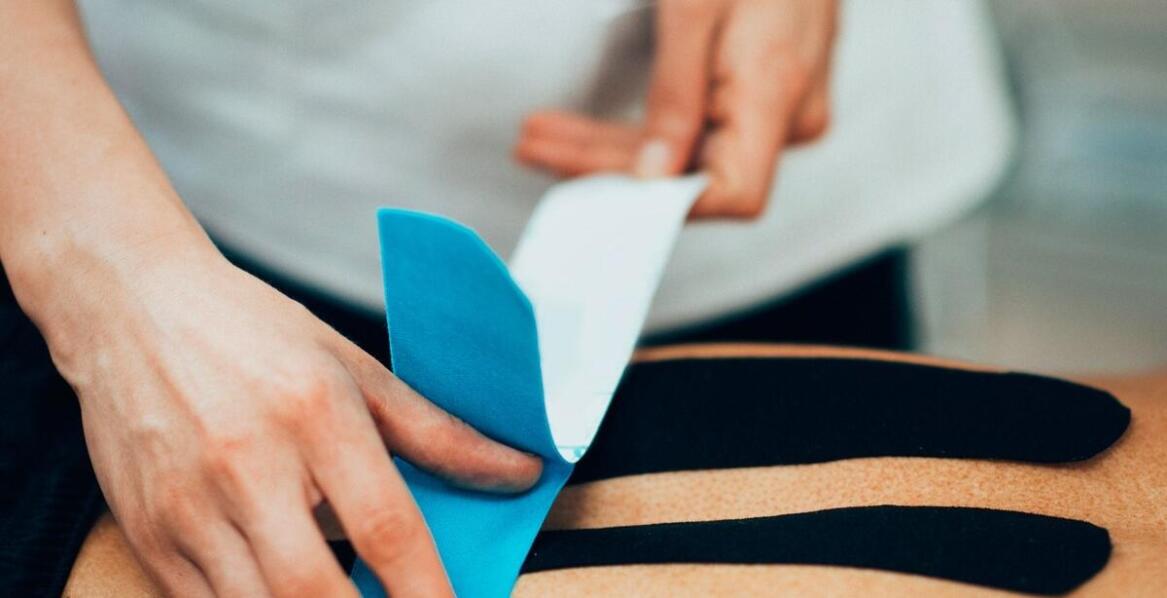 Zastosowanie kinesiotapingu w terapii pourazowej – skuteczność i efekty