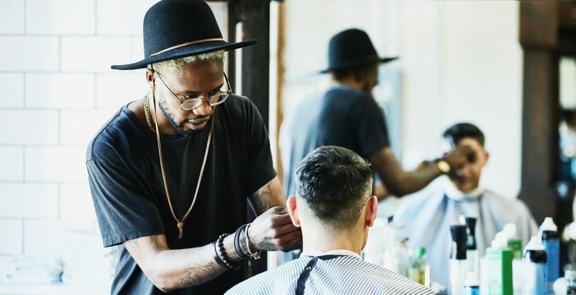 Jak wybrać idealną fryzurę w warszawskim salonie fryzjerskim dla mężczyzn?