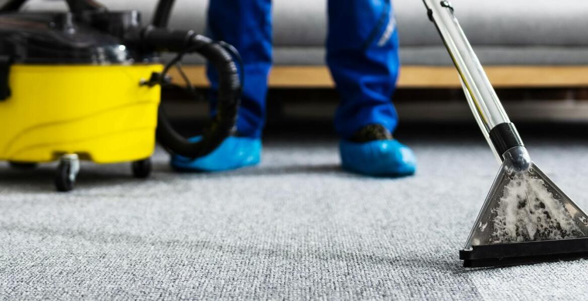 Efektywne czyszczenie dywanów dzięki wynajmowi Karchera Puzzi