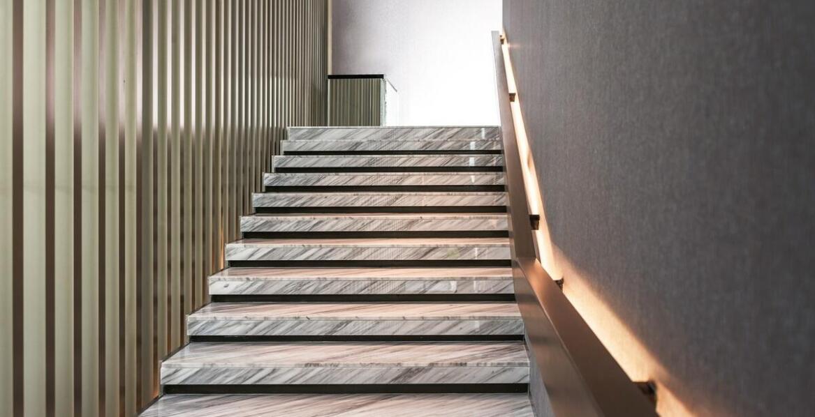 Balustrady szklane a oszczędność przestrzeni w małych mieszkaniach