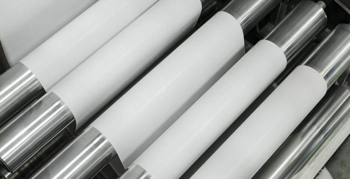 Jakie są najważniejsze cechy rolek termicznych do kas fiskalnych?