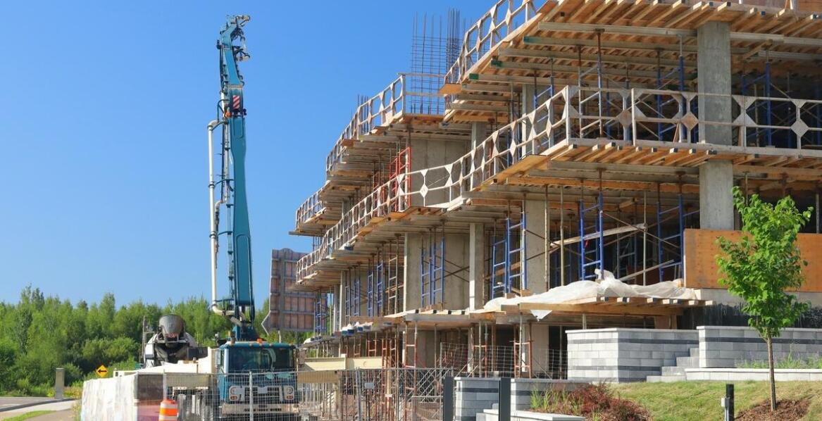 Dlaczego dźwigi samojezdne są niezbędne przy montażu konstrukcji?