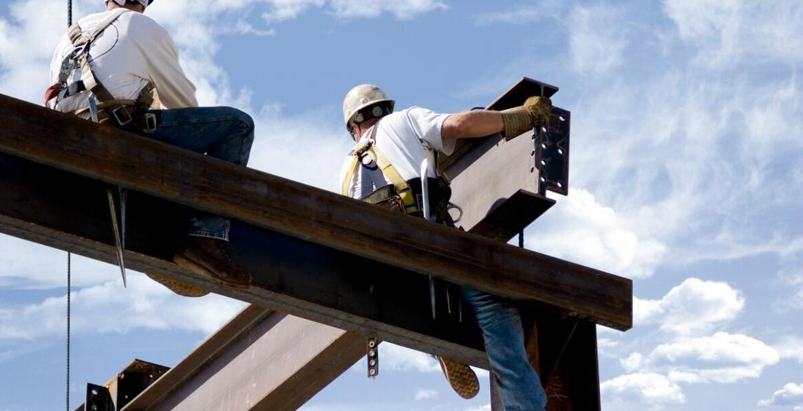 Jakie są kluczowe aspekty projektowania stalowych konstrukcji technicznych?