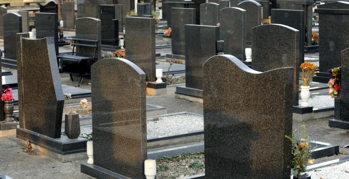 Wybór odpowiednich wzorów ozdobnych aplikacji na nagrobki dla rodzinnych grobów