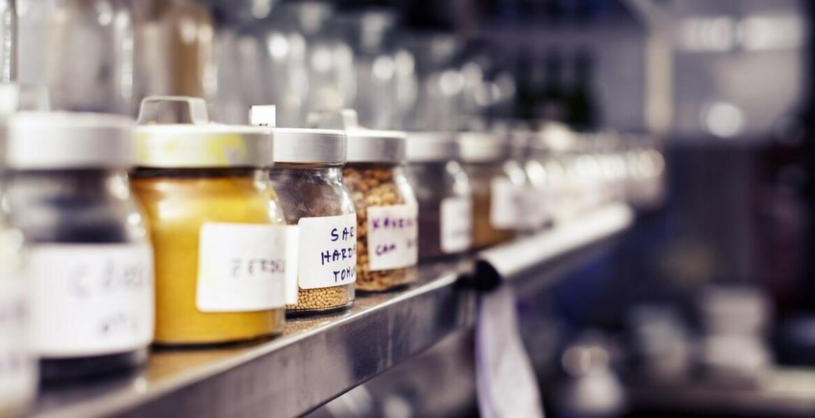 Funkcjonalność małych szklanych słoiczków w organizacji spiżarni