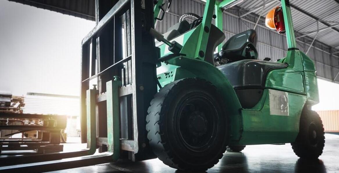 Jak sprzedaż wózków widłowych wspiera rozwój lokalnych firm?
