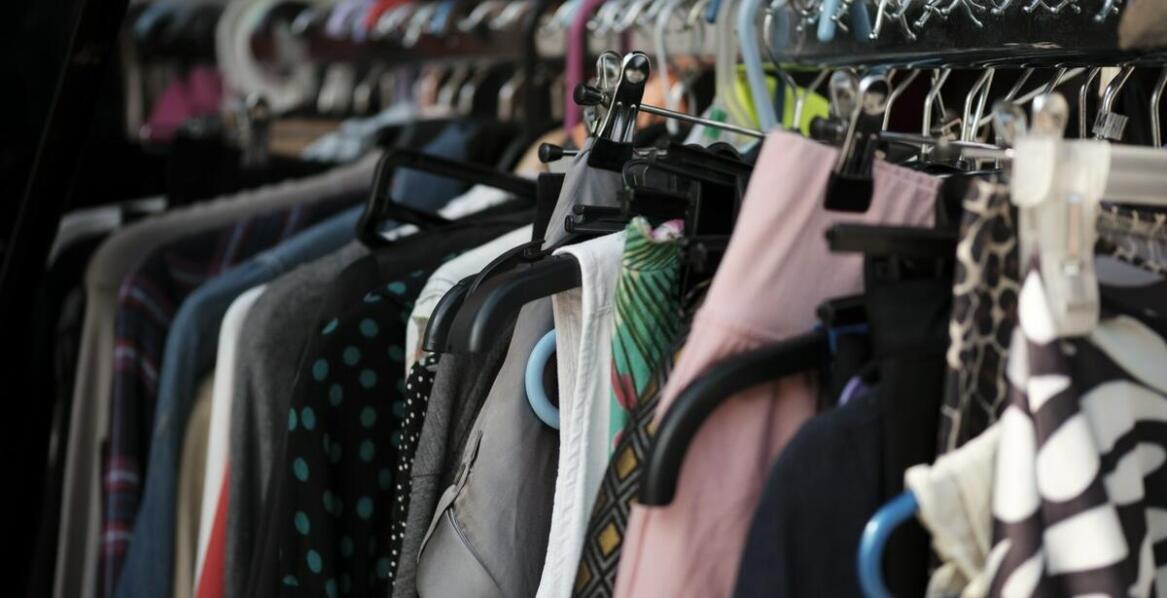 Jakie elementy garderoby warto szukać w sezonowych wyprzedażach outletowych?