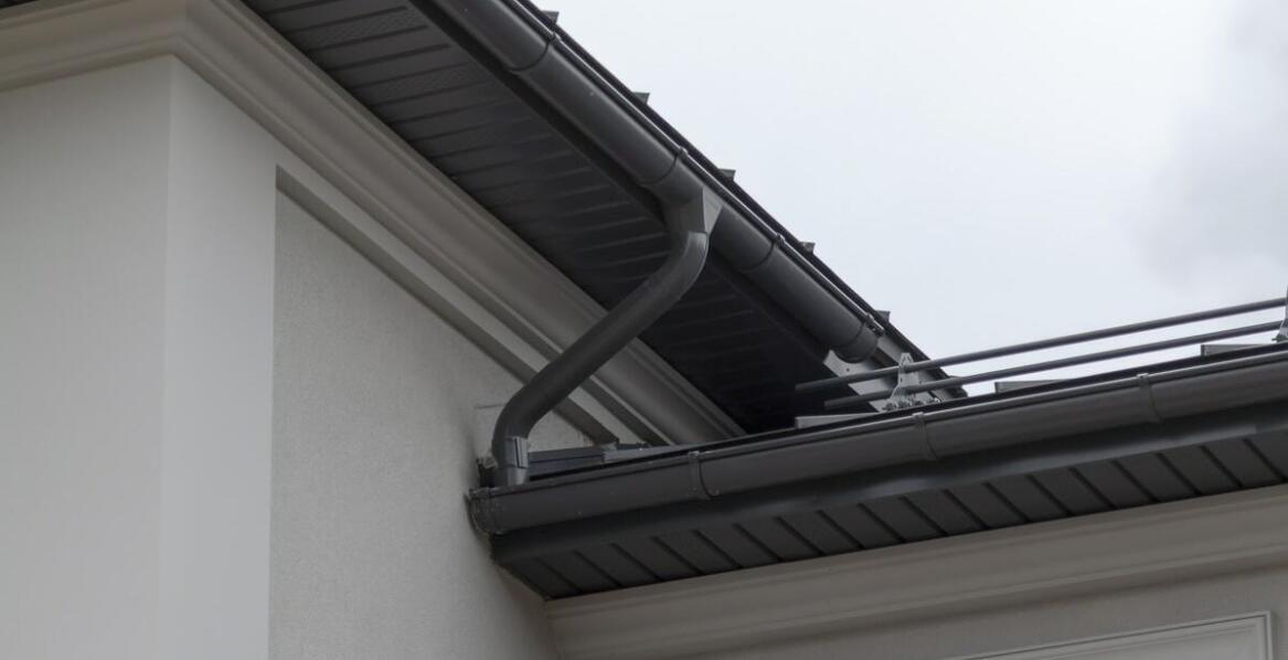 Jakie czynniki wpływają na wybór odpowiedniej obejmy do rynny?