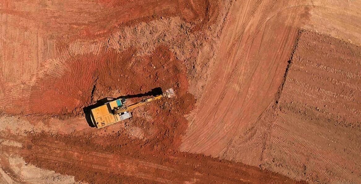 Jakie są kluczowe zadania geodety przy budowie dróg i autostrad?