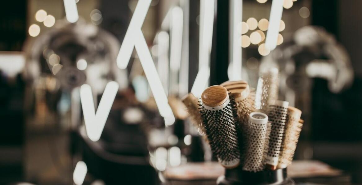 Wybór idealnej szczotki do włosów w podróży – na co zwrócić uwagę