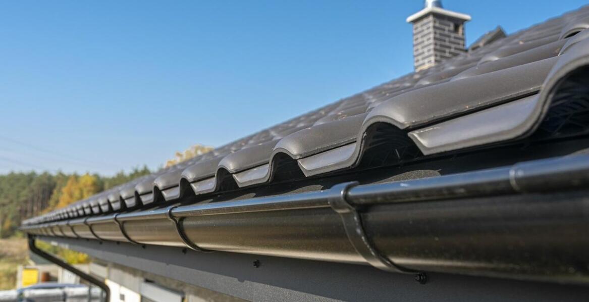 Jak dostosować obejmę do rynny 90 do specyficznych warunków klimatycznych?