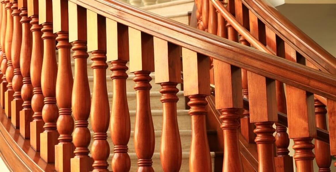 Nowoczesne balustrady drewniane – jakie rozwiązania oferuje rynek?