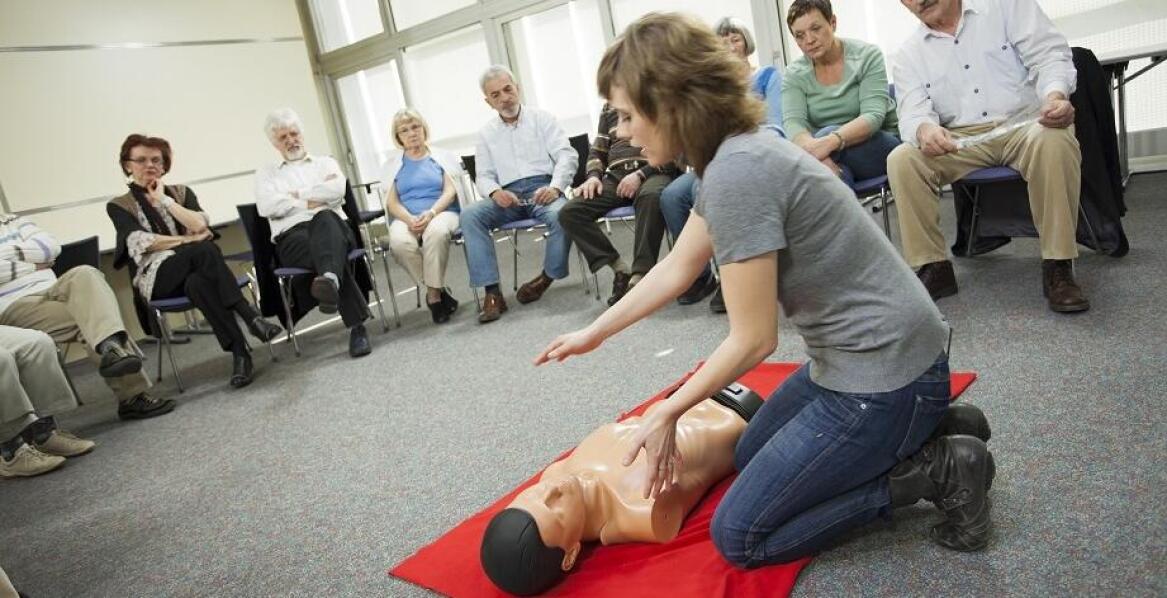 W jaki sposób szkolenia z pierwszej pomocy mogą być wykorzystane do poprawy kultury bezpieczeństwa w firmie?