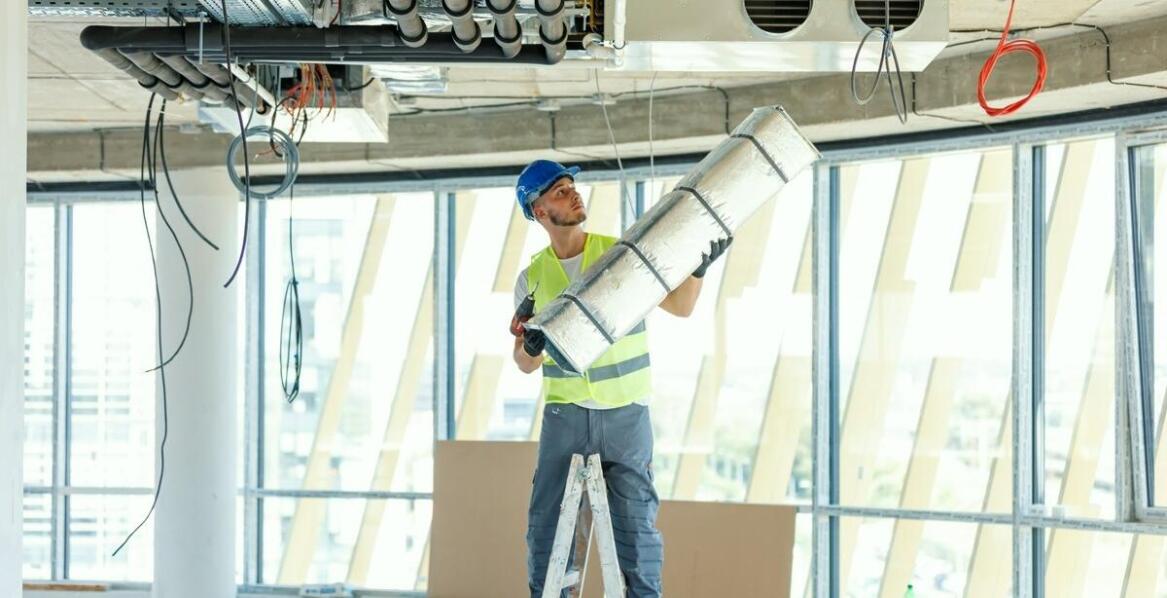 Jak mechaniczne czyszczenie przewodów wentylacyjnych wpływa na bezpieczeństwo pożarowe?