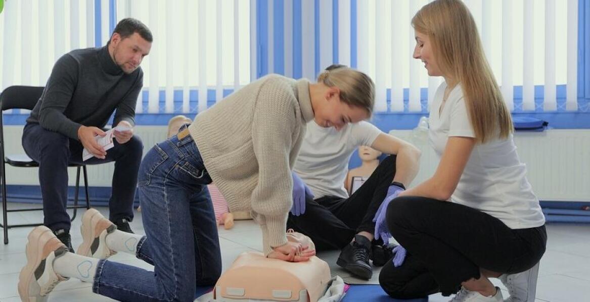 Jakie umiejętności zdobywają uczestnicy szkoleń medycznych w zakładach pracy?