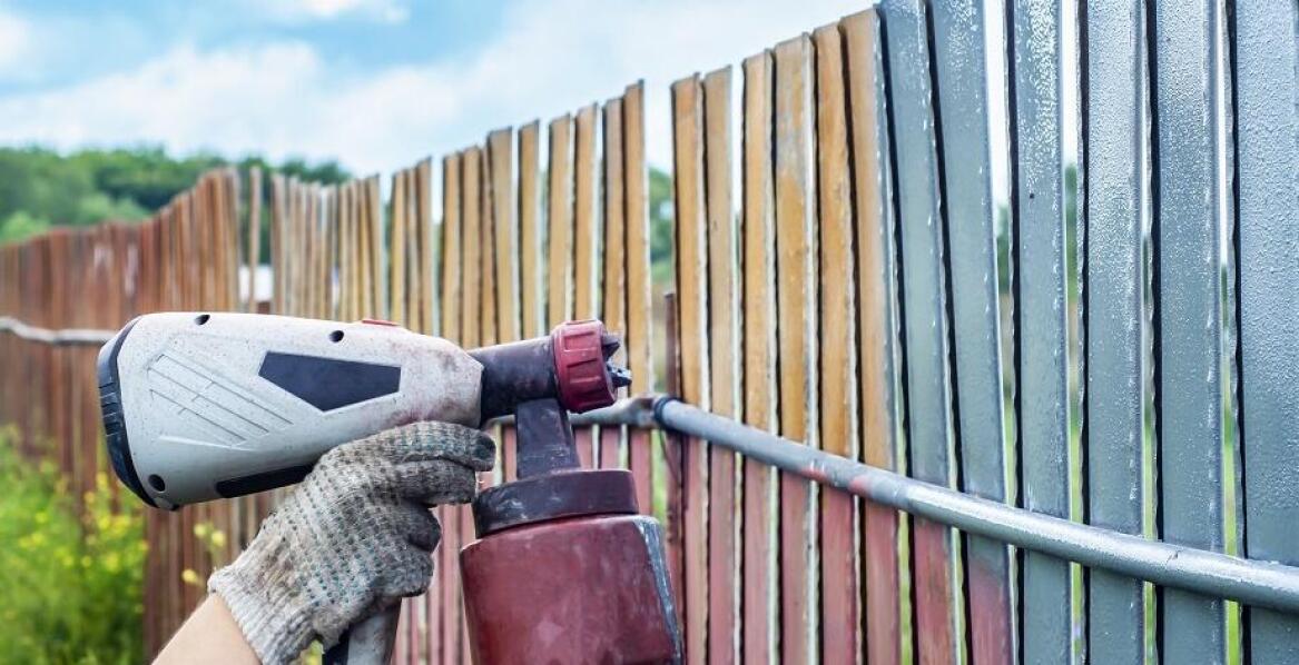 Wpływ malowania proszkowego na estetykę i funkcjonalność elementów ogrodzeniowych